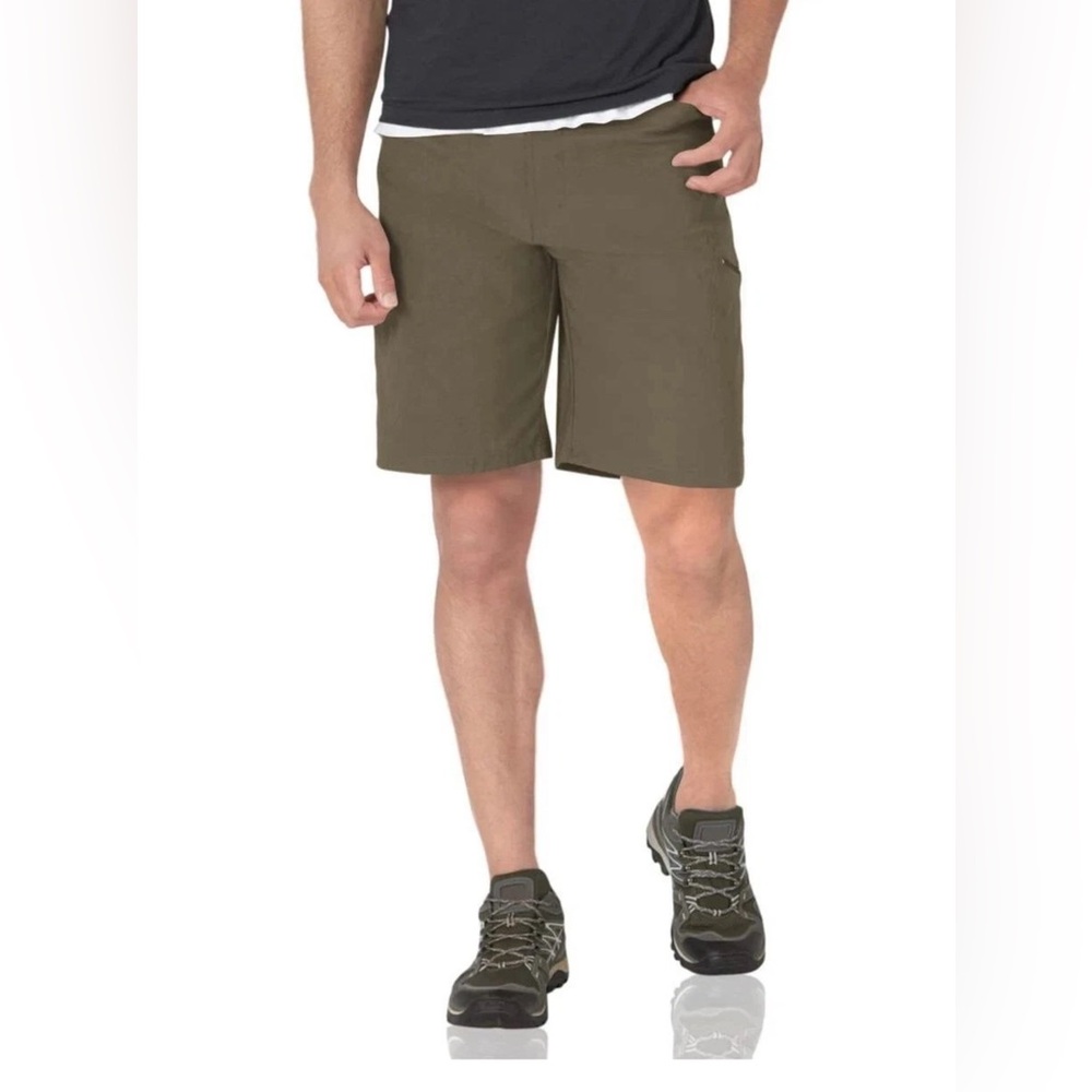 NWT Wrangler Authentic Men's Dark Green Cargo Shorts Size 36